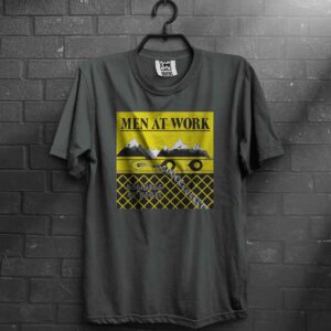 alt="T-shirt grigia con stampa men at work "