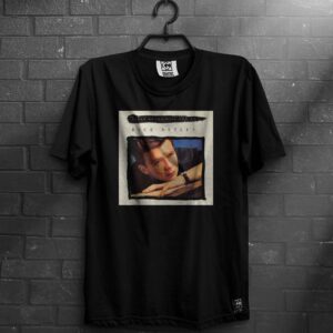 alt="T-shirt nera con stampa della cover di Never Gonna Give You Up di Rick astley"